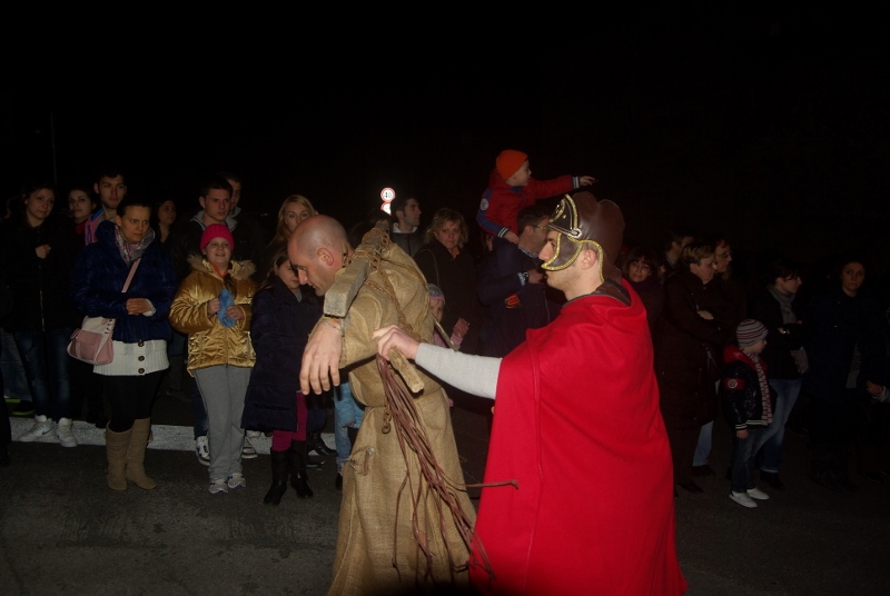 via-crucis-2013-parrocchia-san-pietro-35